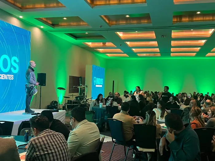 Equipo corporativo durante Peak Performance, actividad de integración