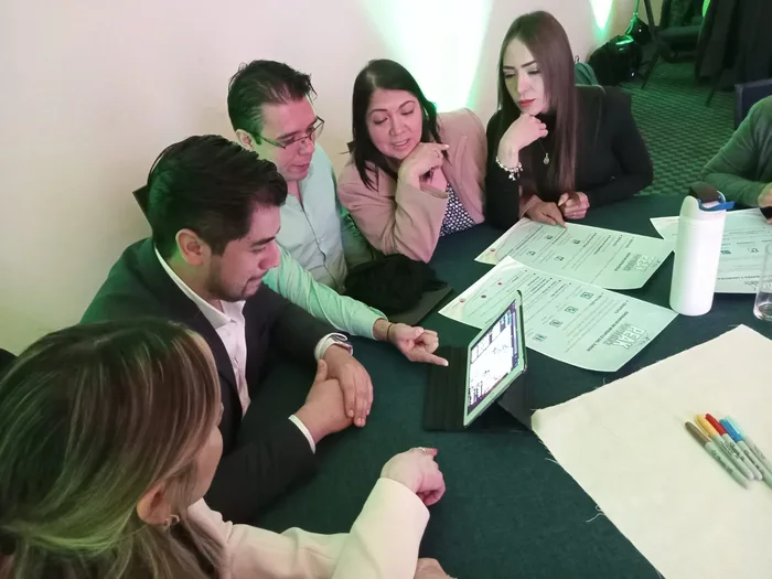 Participantes de Peak Performance trabajando en equipo