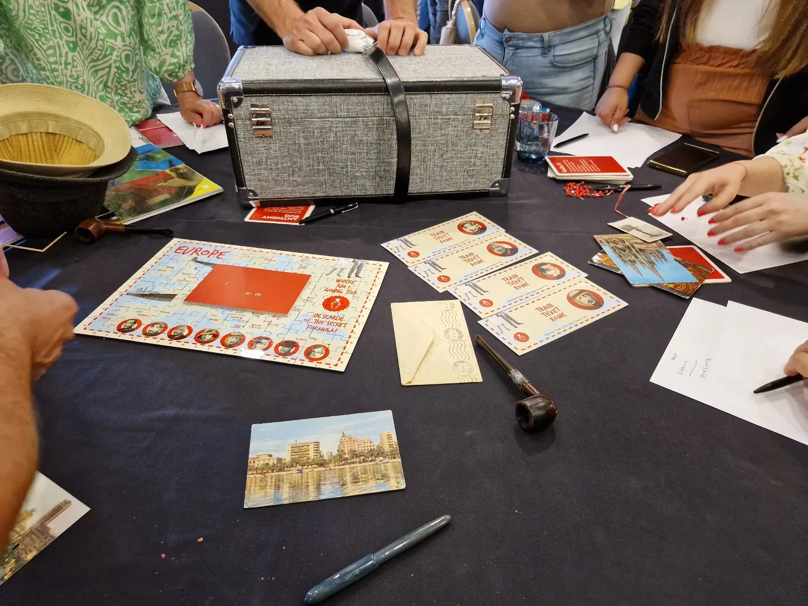 Participantes de Perfume trabajando en equipo