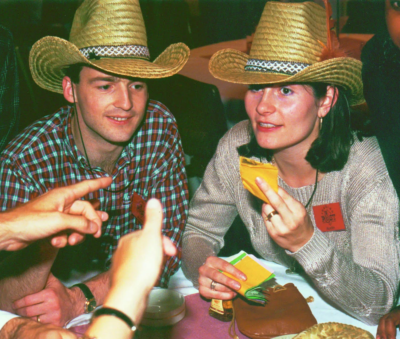 Participantes de Trading Post trabajando en equipo