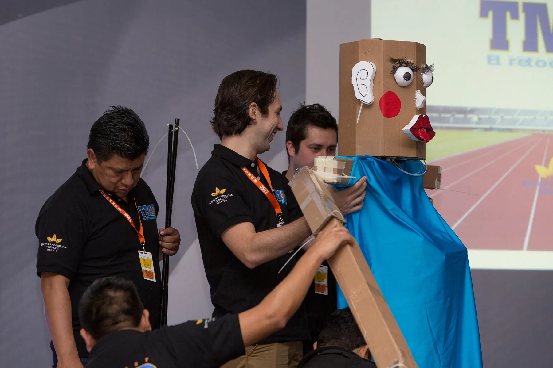 Equipo corporativo durante Puppet Masters, actividad de integración