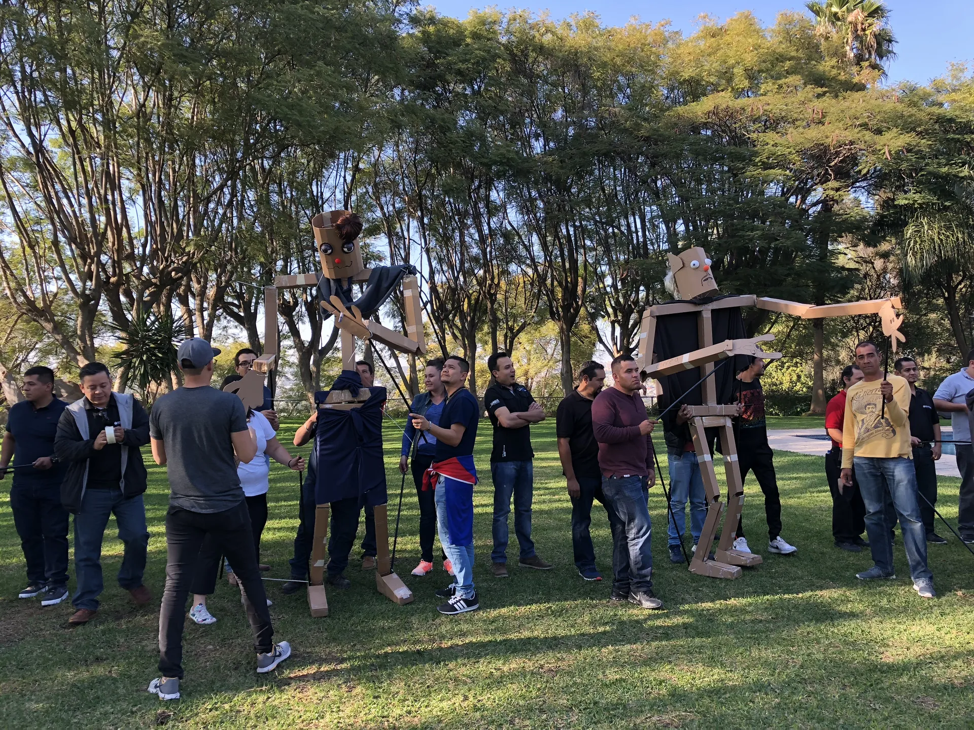 Participantes de Puppet Masters trabajando en equipo