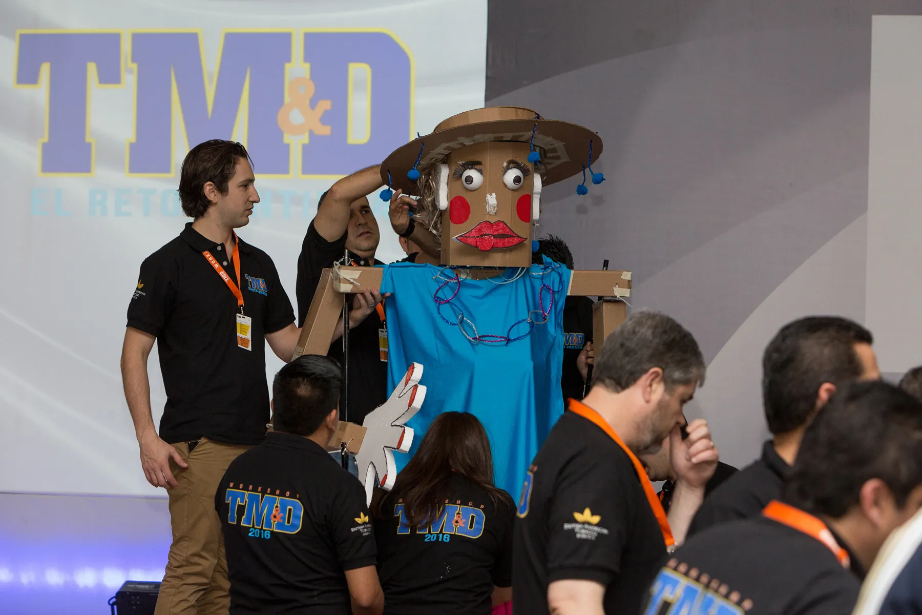 Colaboradores en plena dinámica de Puppet Masters