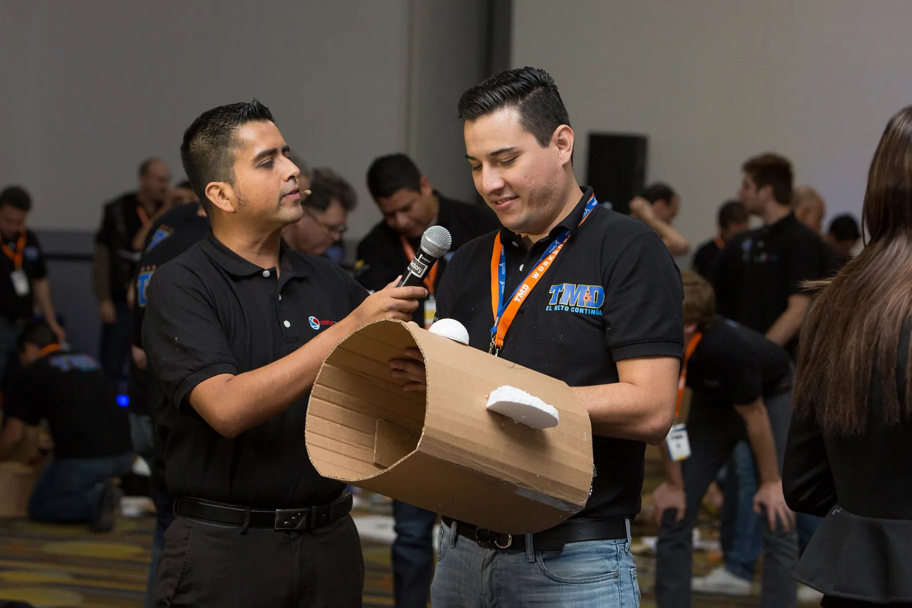 Colaboradores en plena dinámica de Puppet Masters