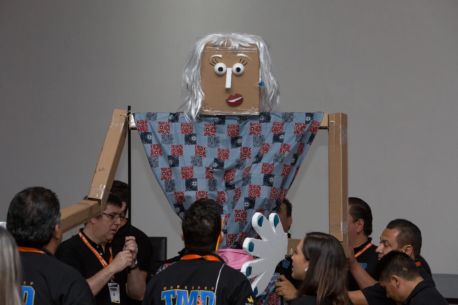Equipo corporativo durante Puppet Masters, actividad de integración