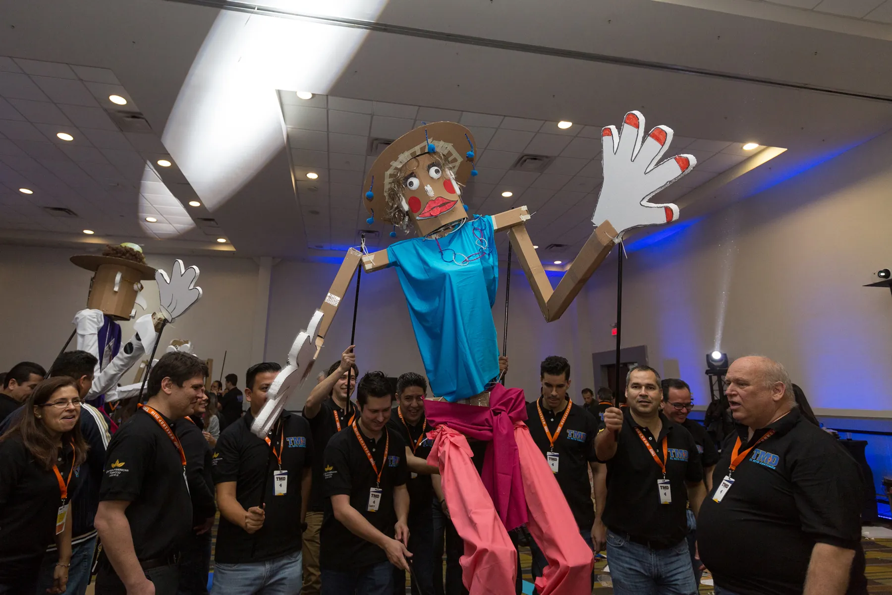 Participantes de Puppet Masters trabajando en equipo
