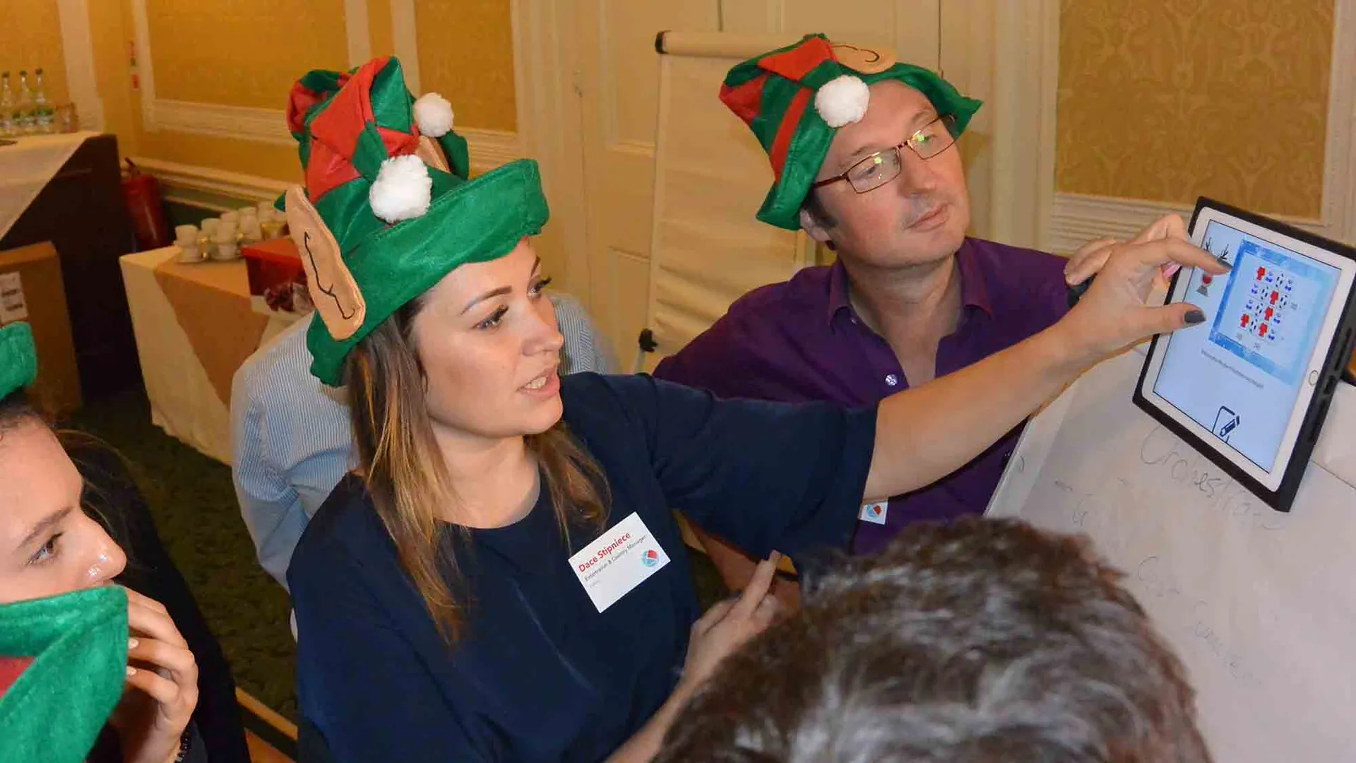 Equipo corporativo durante Quickfire Festive, actividad de integración