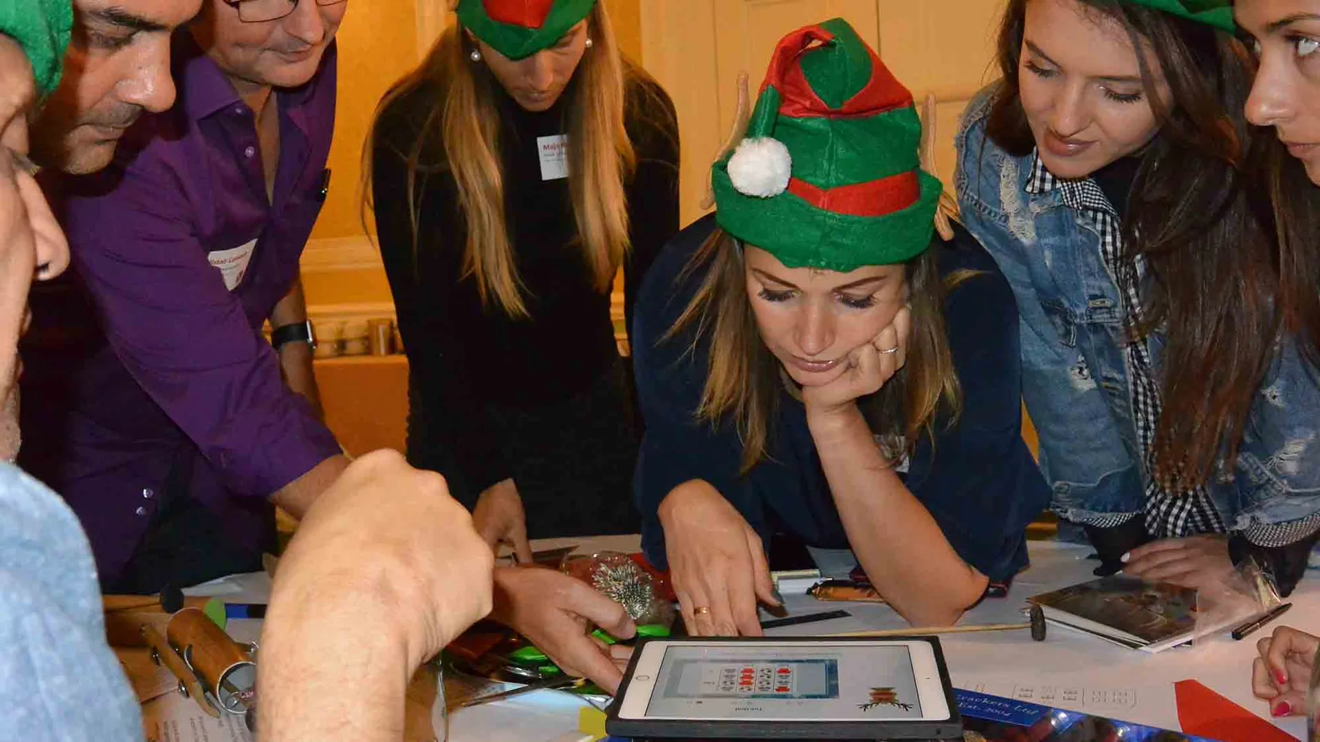 Participantes de Quickfire Festive trabajando en equipo