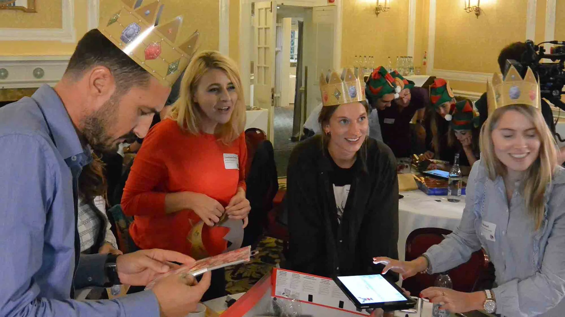 Participantes de Quickfire Festive trabajando en equipo