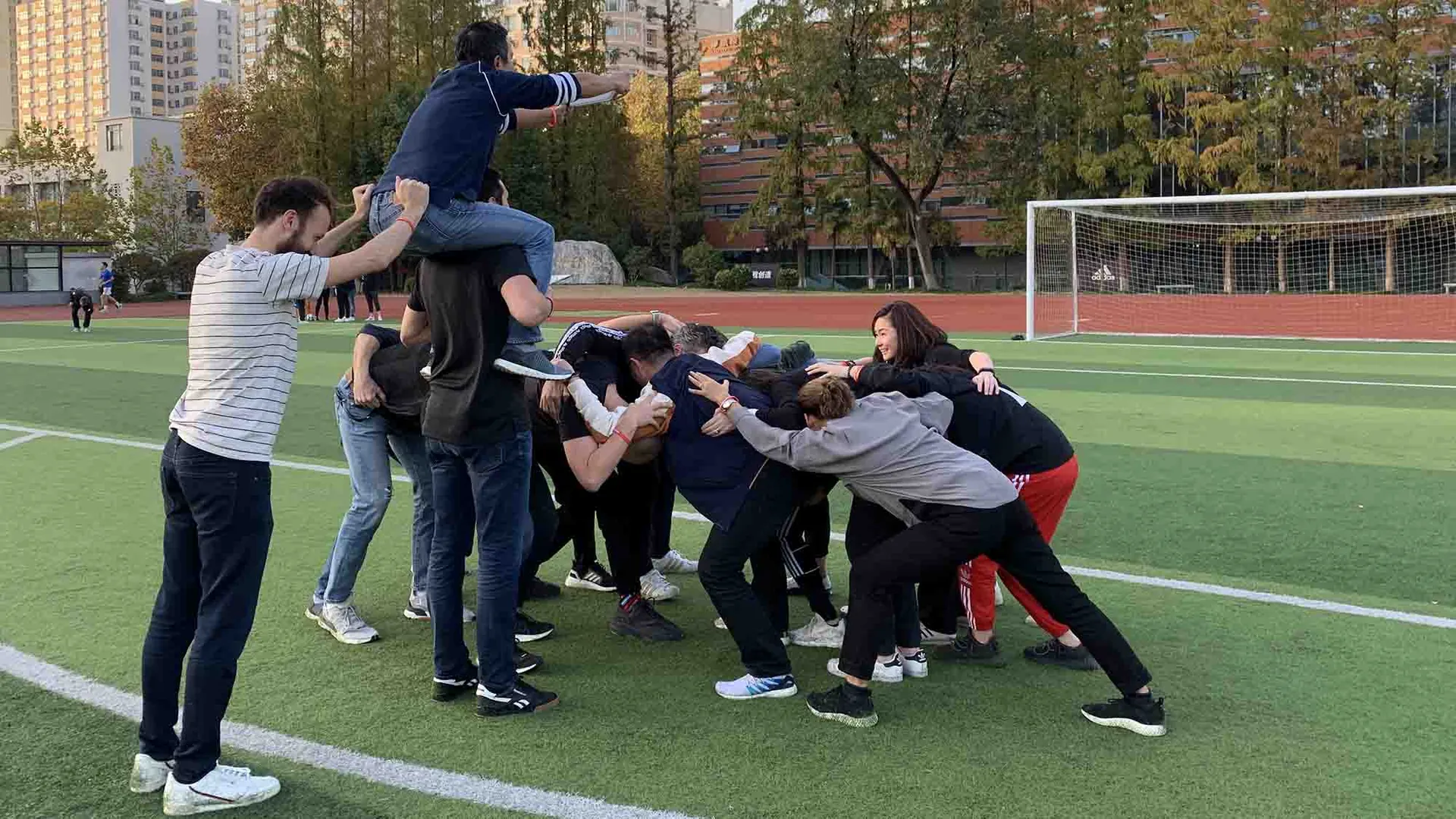 Colaboradores en plena dinámica de Quickfire Olympics