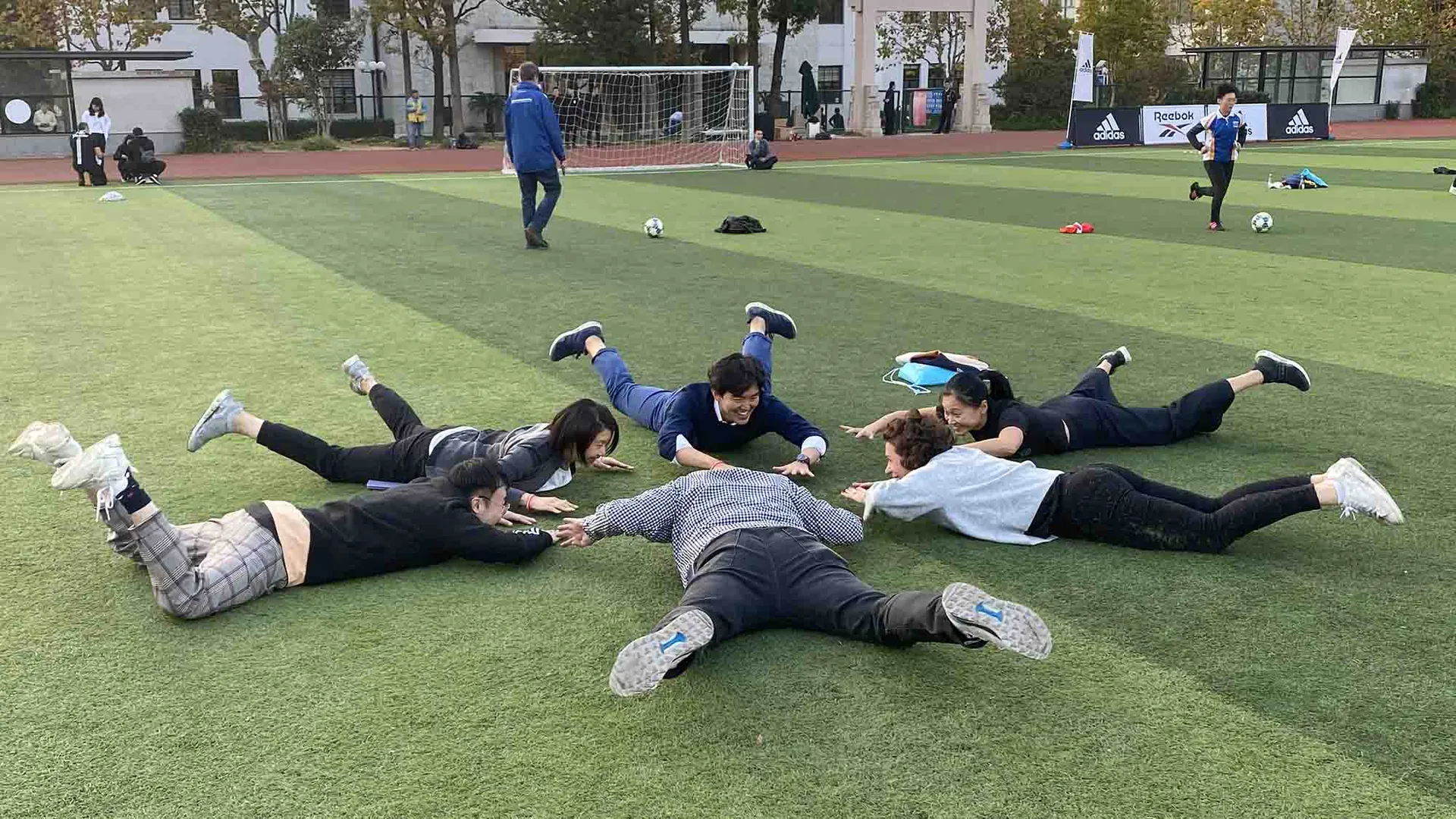 Participantes de Quickfire Olympics trabajando en equipo