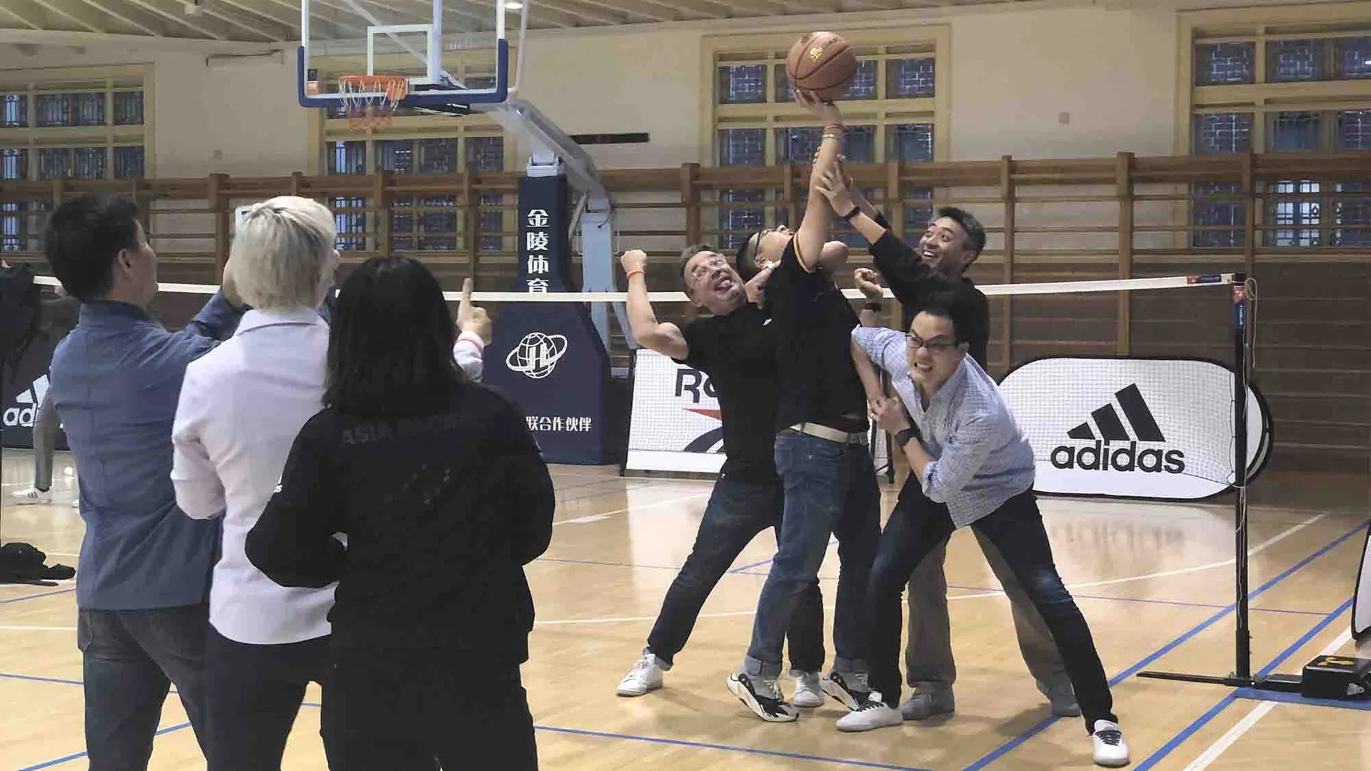 Colaboradores en plena dinámica de Quickfire Olympics