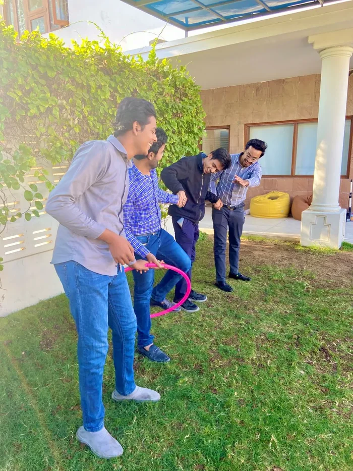 Participantes de Quickfire trabajando en equipo