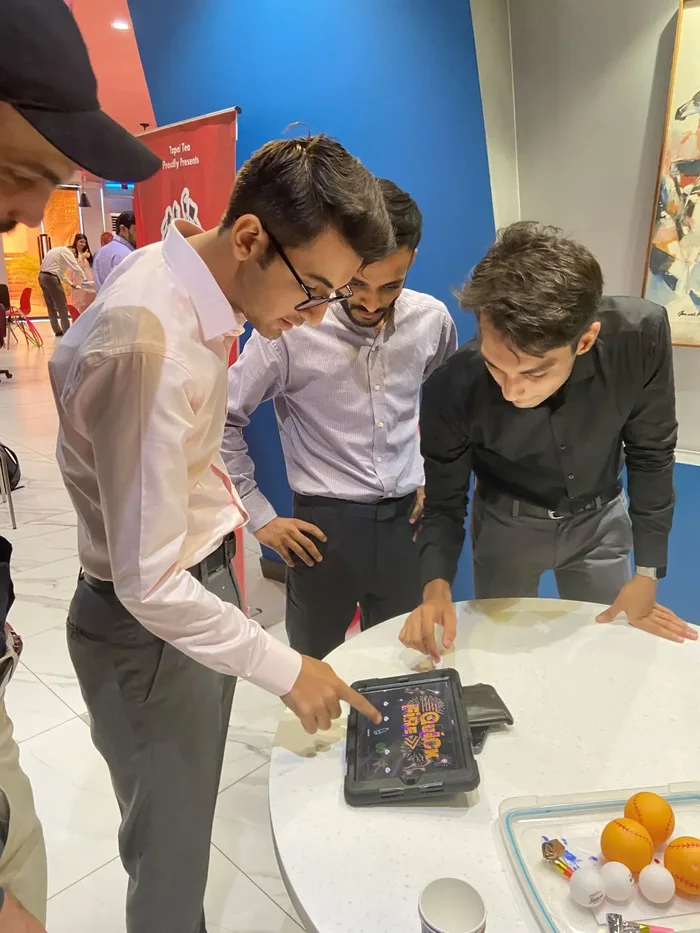 Participantes de Quickfire trabajando en equipo
