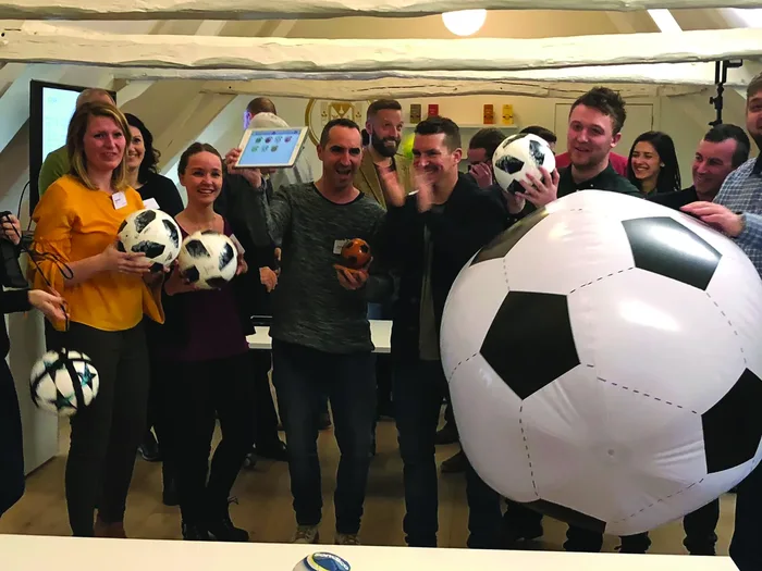 Equipo corporativo durante Quickfire - Soccer, actividad de integración
