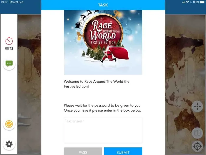 Colaboradores en plena dinámica de Race Around The World Navidad