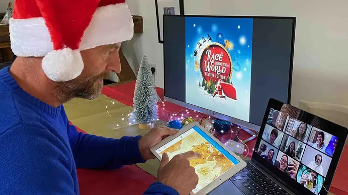 Colaboradores en plena dinámica de Race Around The World Navidad