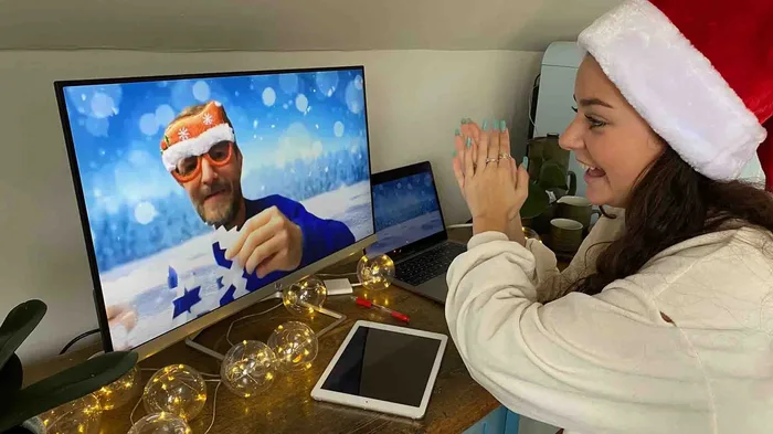 Participantes de Race Around The World Navidad trabajando en equipo