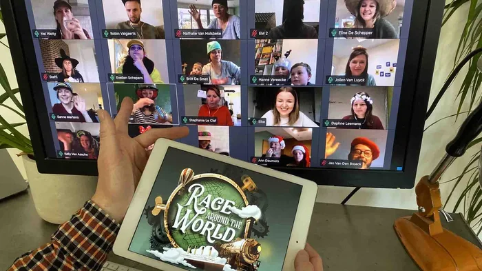 Colaboradores en plena dinámica de Race Around The World Navidad