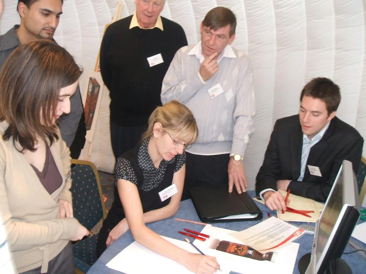 Participantes de Picture This trabajando en equipo