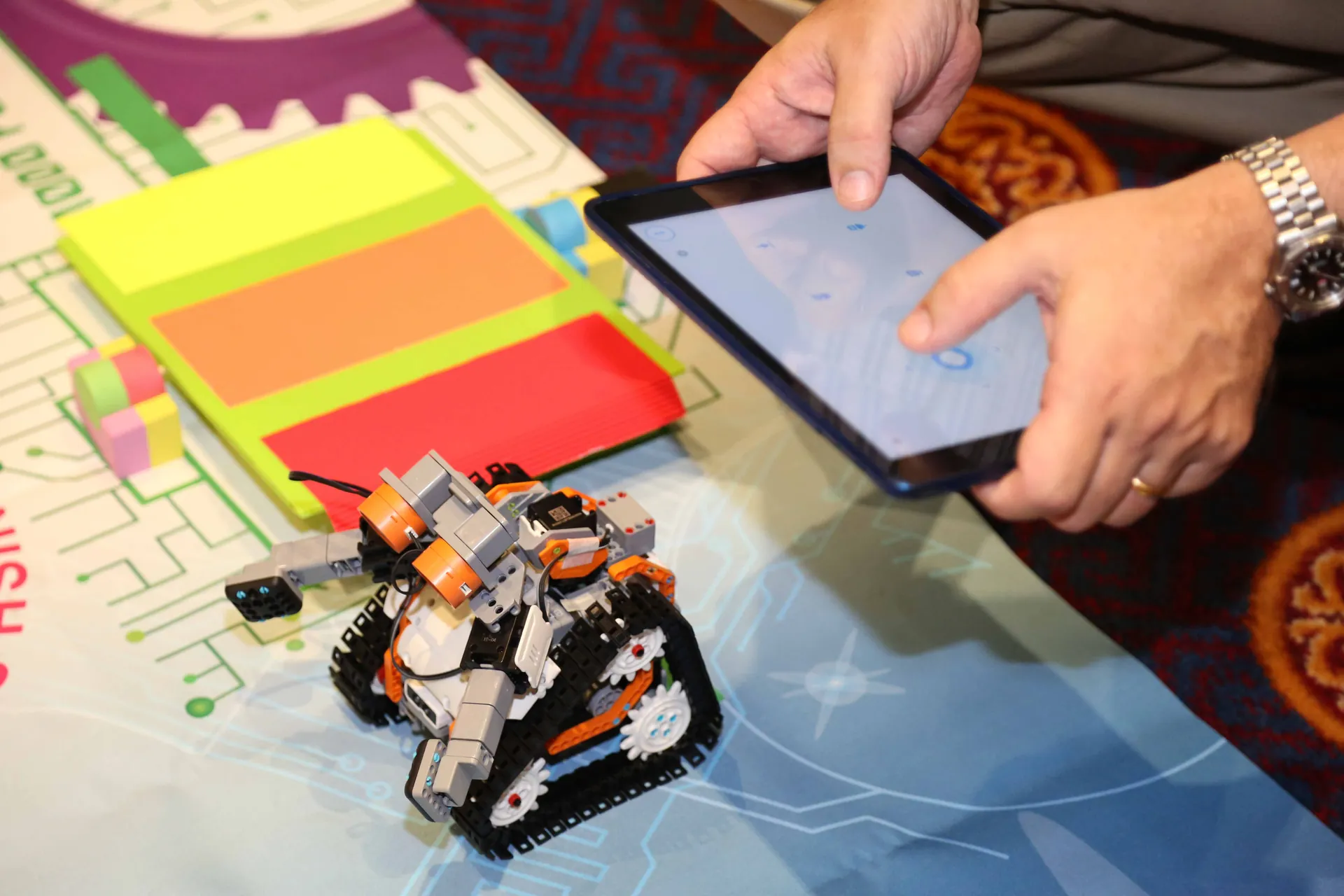 Colaboradores en plena dinámica de Robot Revolution