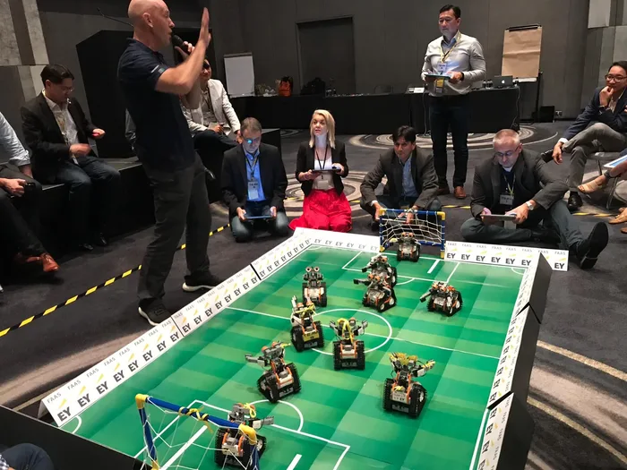 Equipo corporativo durante Robot Revolution, actividad de integración