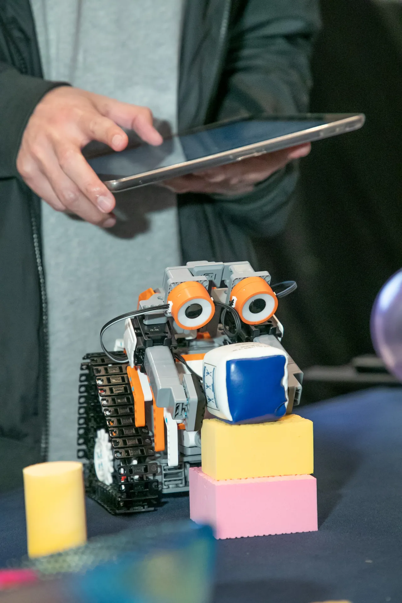 Participantes de Robot Revolution trabajando en equipo