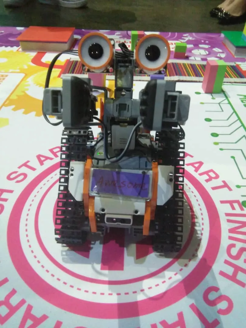 Colaboradores en plena dinámica de Robot Revolution