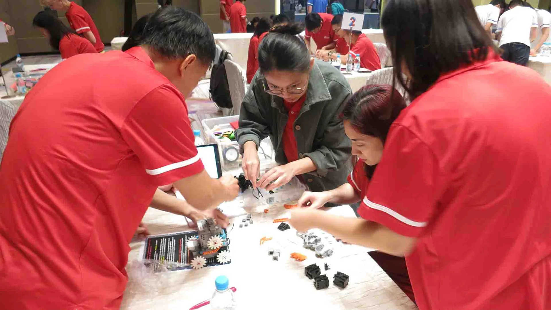 Equipo corporativo durante Robot Revolution, actividad de integración