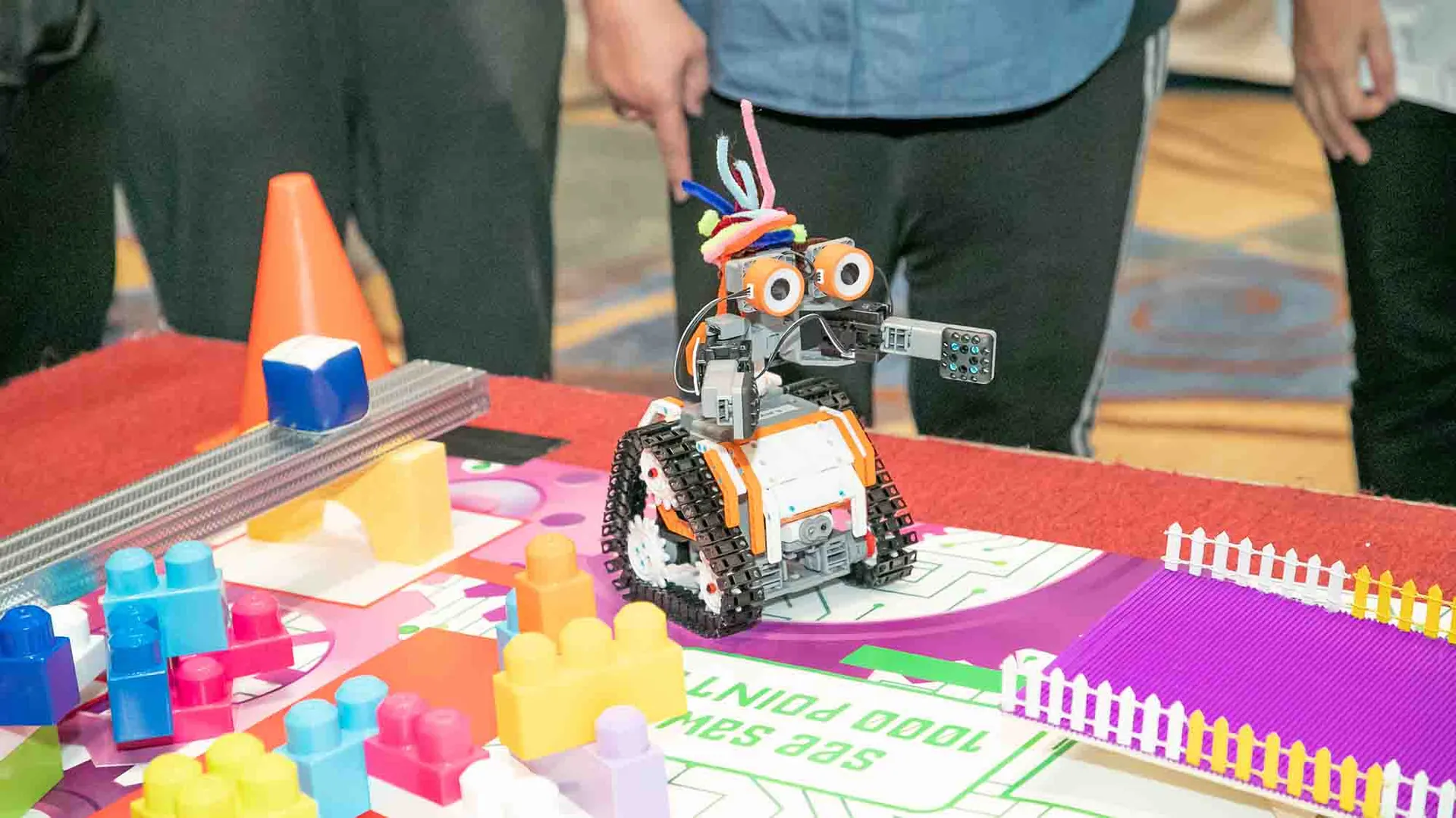 Participantes de Robot Revolution trabajando en equipo
