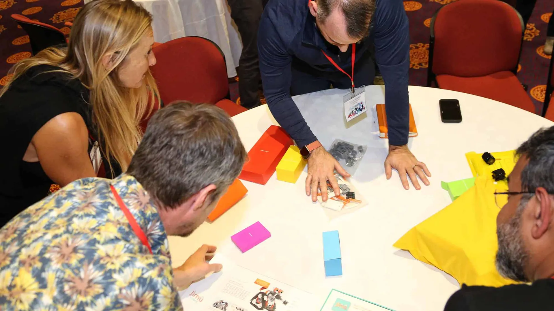 Colaboradores en plena dinámica de Robot Revolution