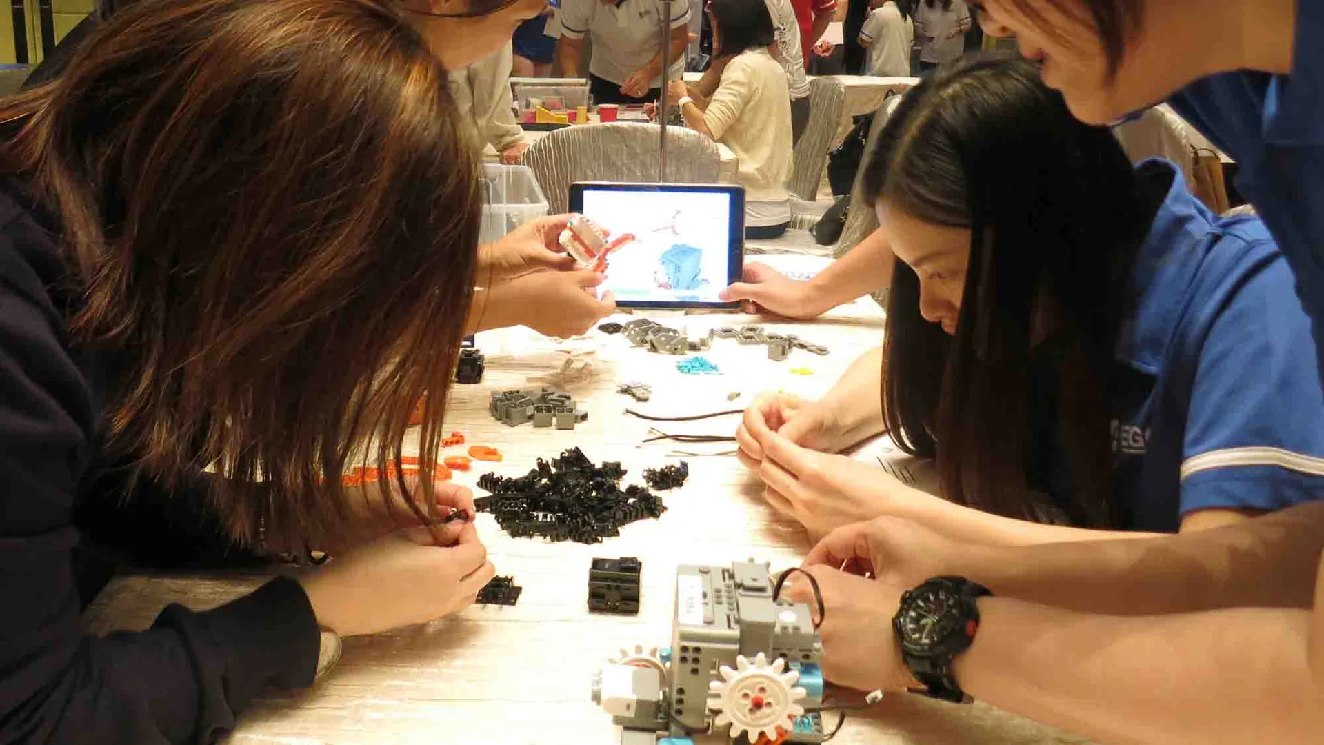 Robot Revolution: team building para empresas en México