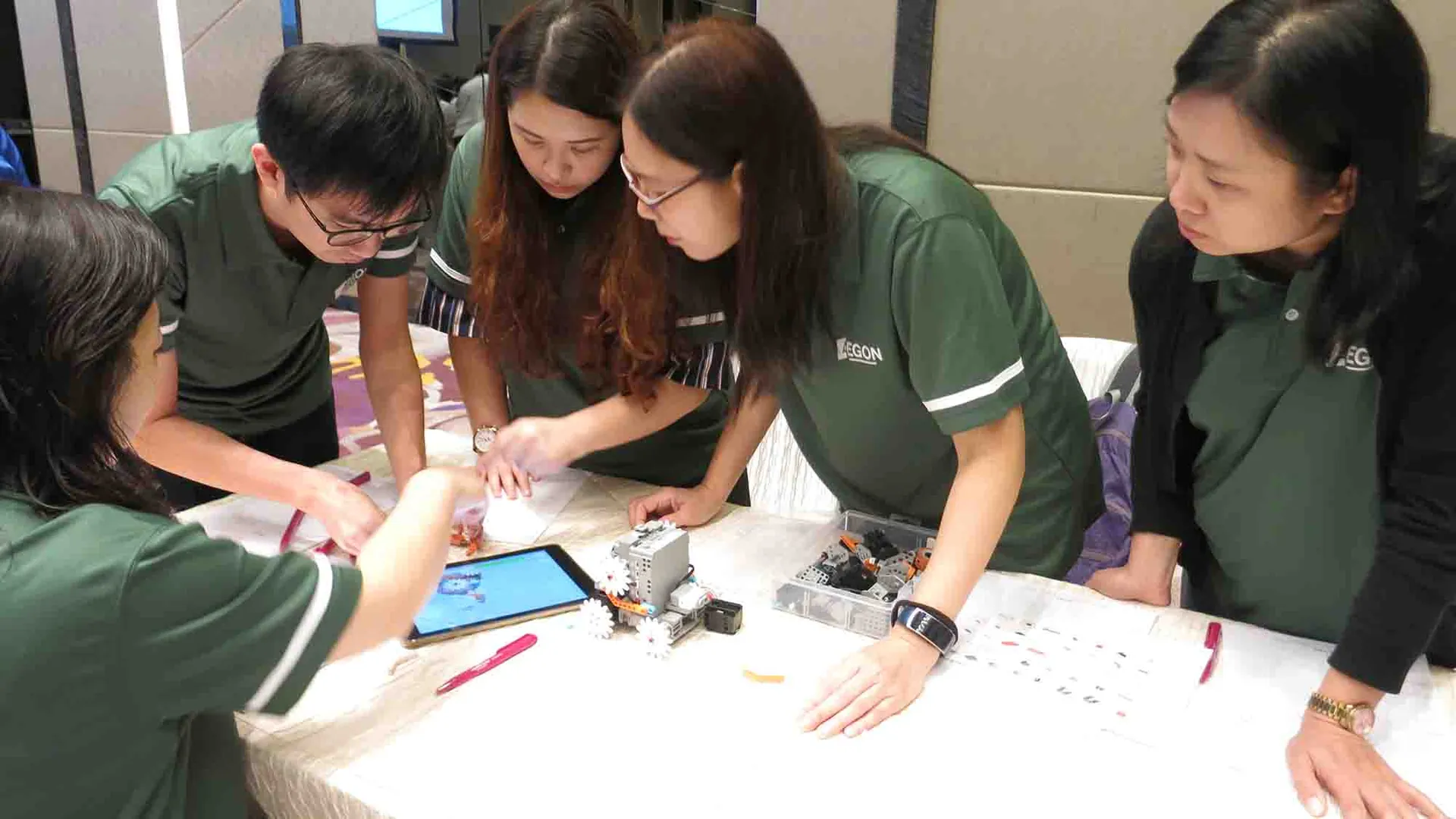 Participantes de Robot Revolution trabajando en equipo