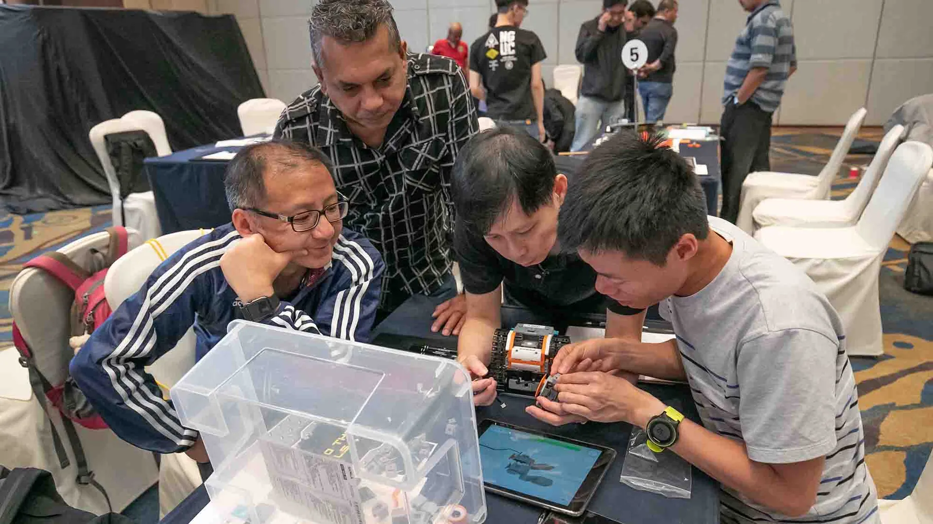 Colaboradores en plena dinámica de Robot Revolution