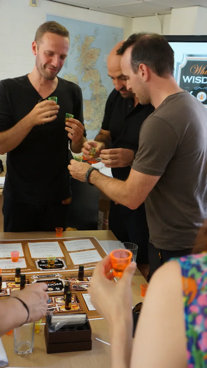 Participantes de Whisky Wisdom trabajando en equipo