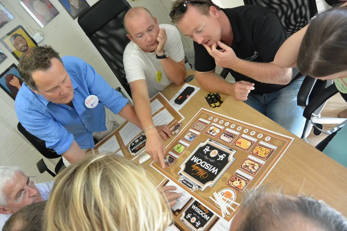 Colaboradores en plena dinámica de Whisky Wisdom