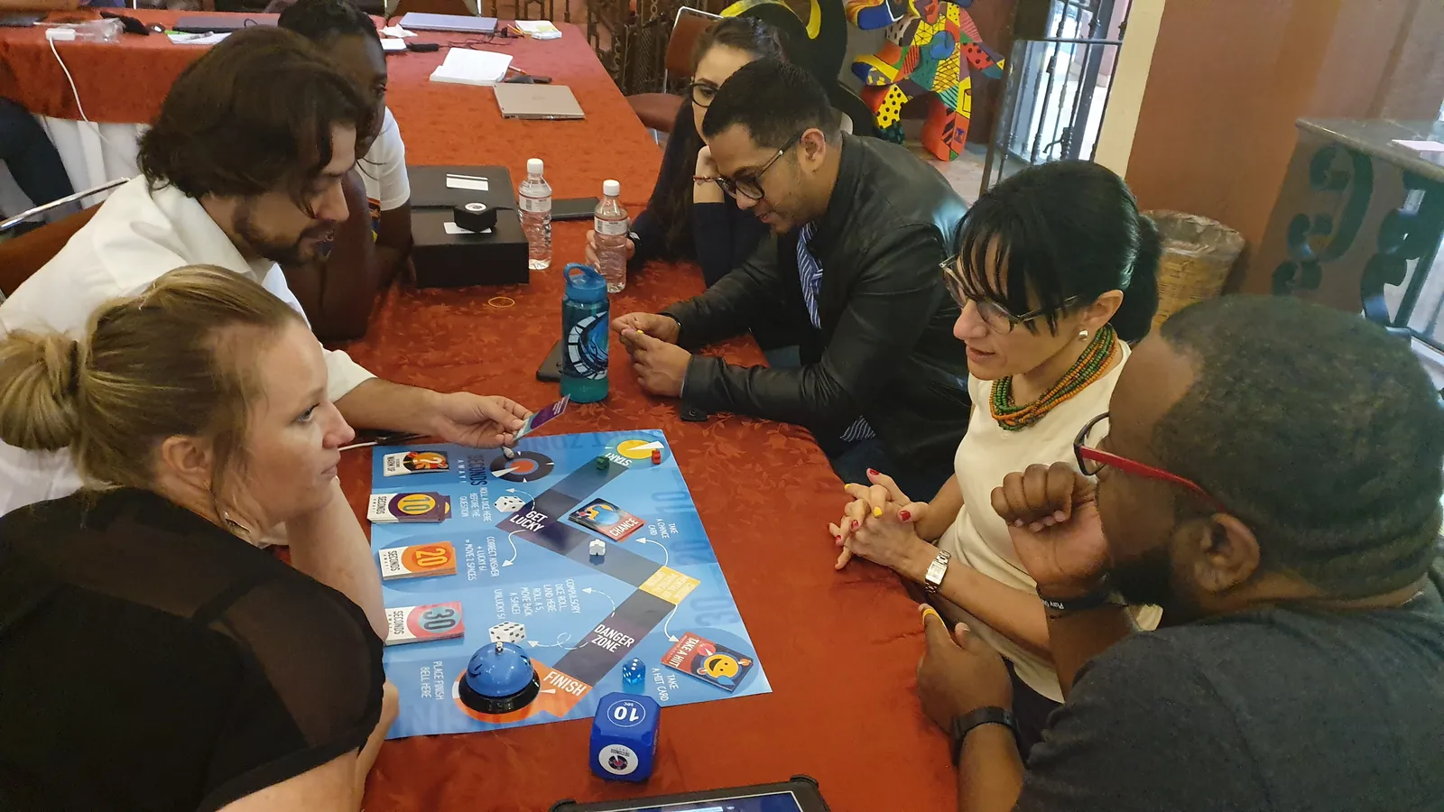 Colaboradores en plena dinámica de Seconds Away