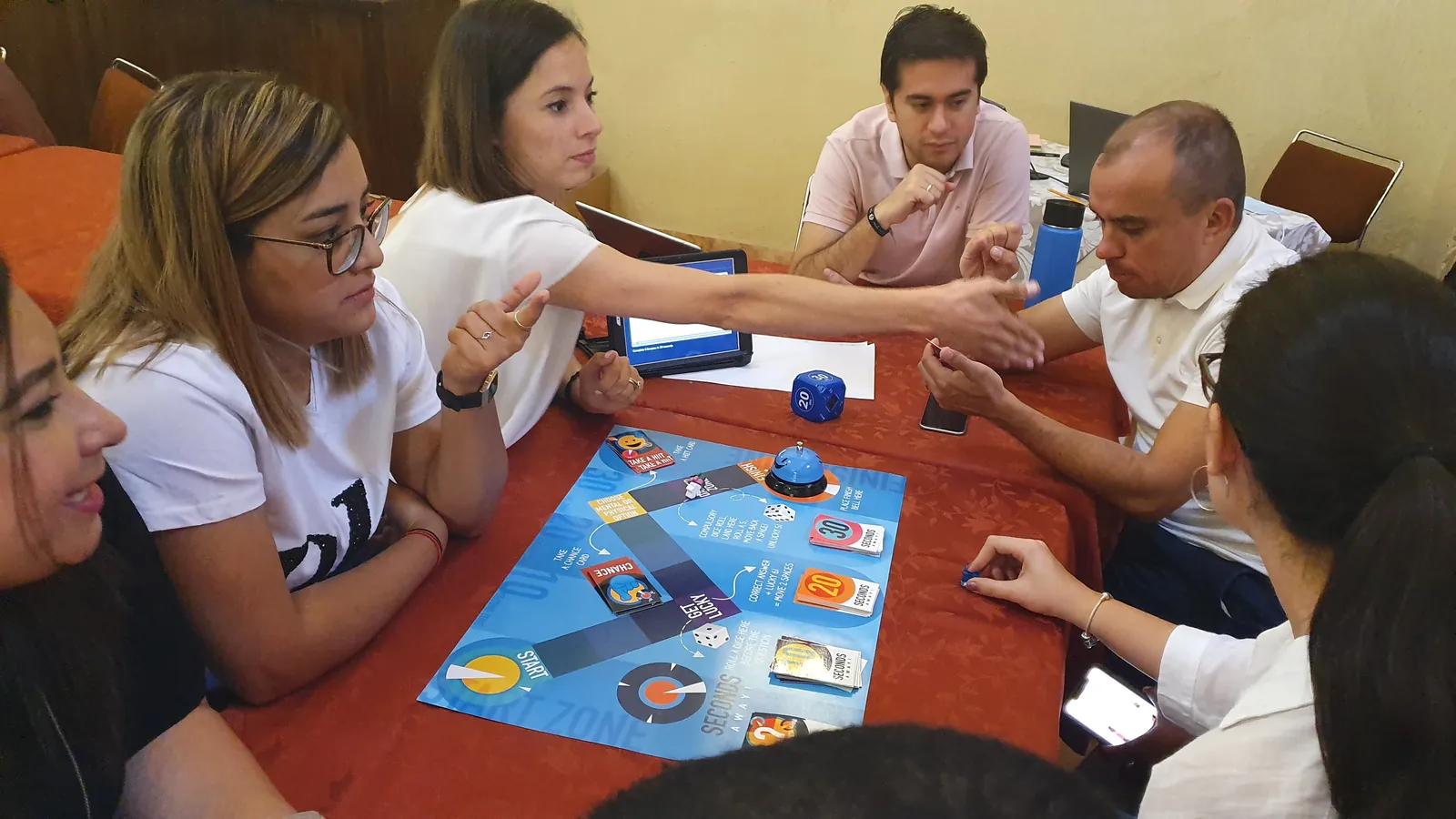Equipo corporativo durante Seconds Away, actividad de integración