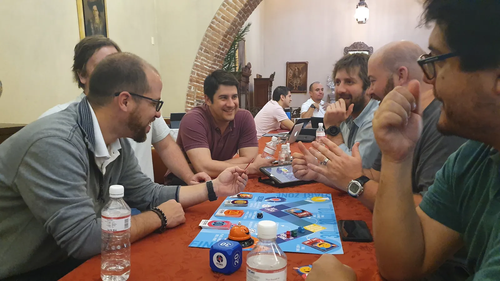 Participantes de Seconds Away trabajando en equipo