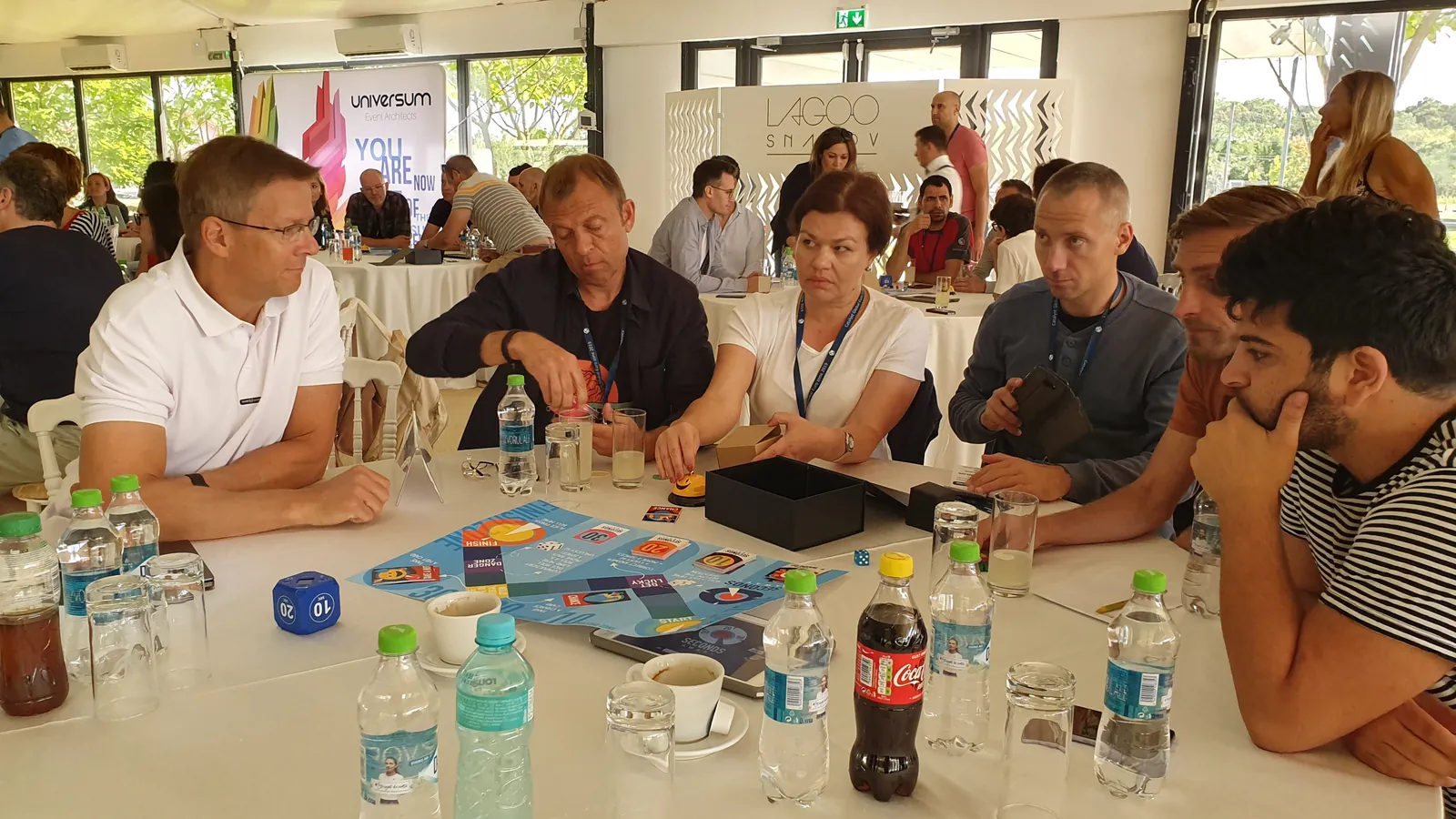 Colaboradores en plena dinámica de Seconds Away