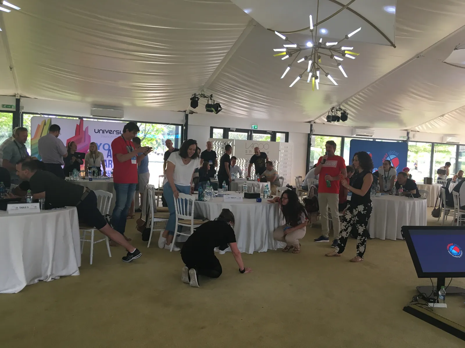 Equipo corporativo durante Seconds Away, actividad de integración
