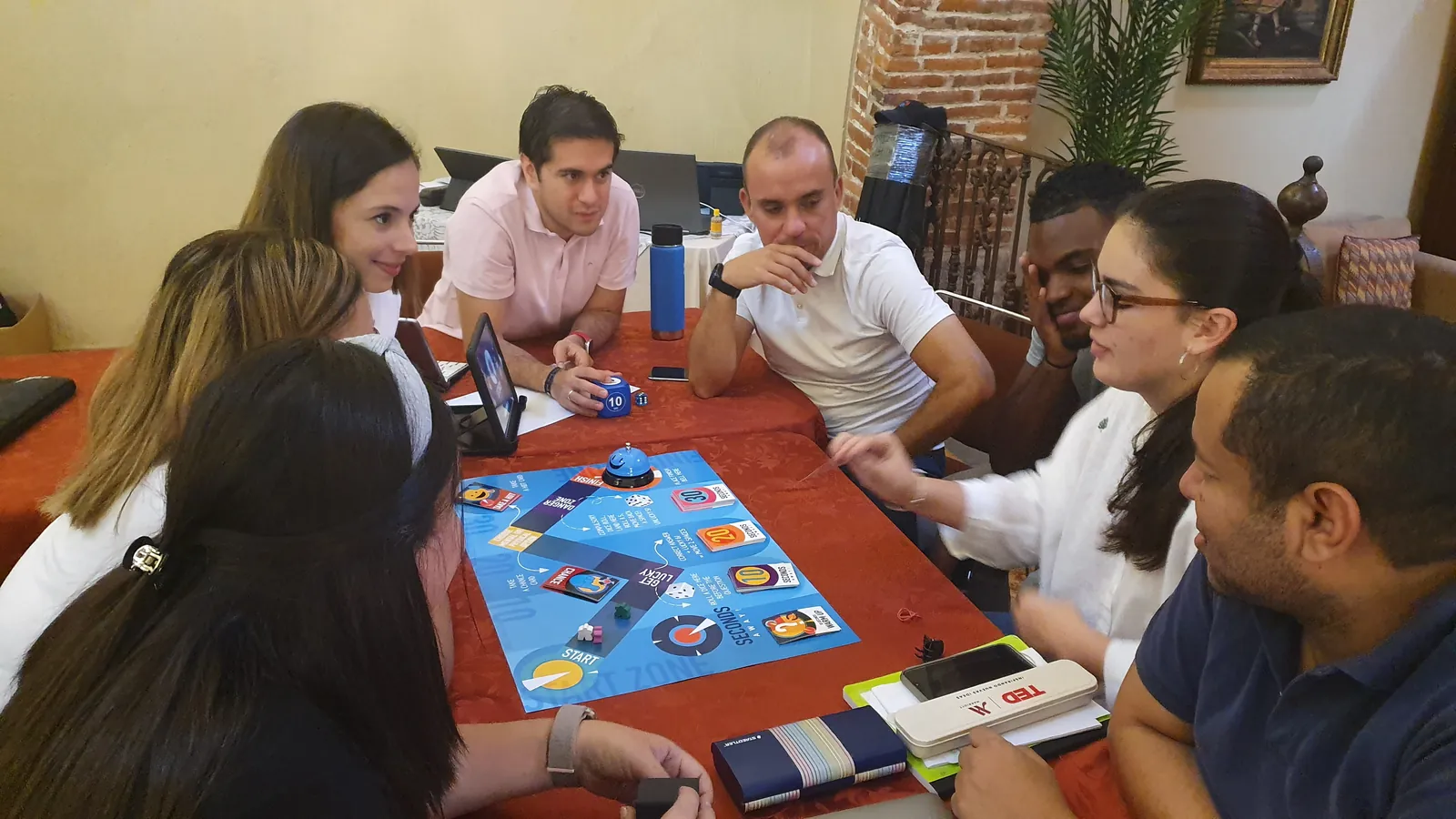 Participantes de Seconds Away trabajando en equipo