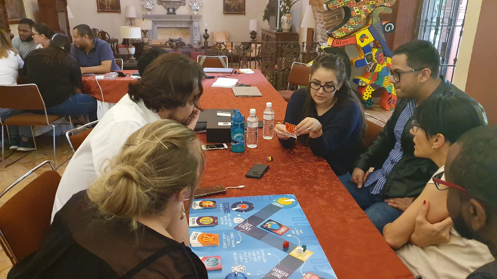 Colaboradores en plena dinámica de Seconds Away