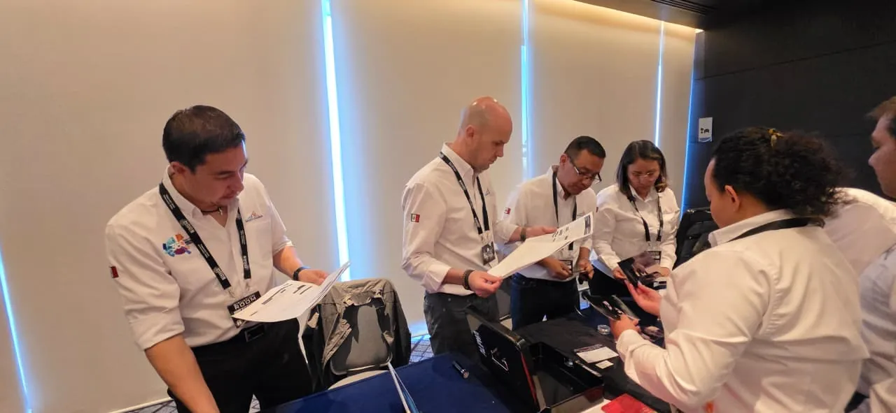 Colaboradores en plena dinámica de Situation Room