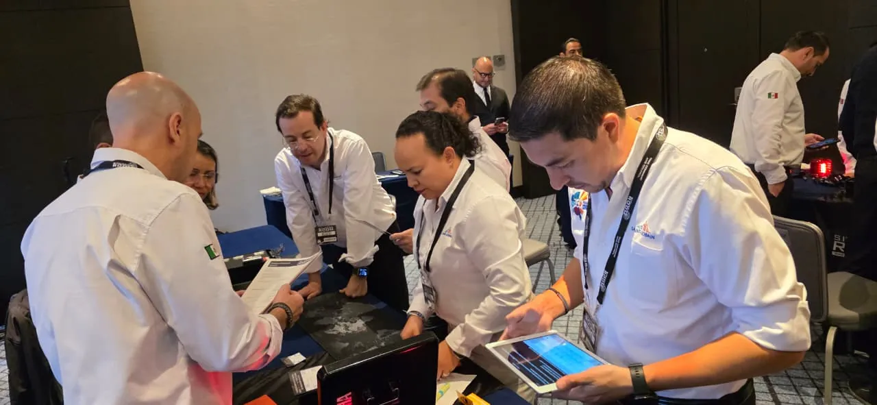 Participantes de Situation Room trabajando en equipo