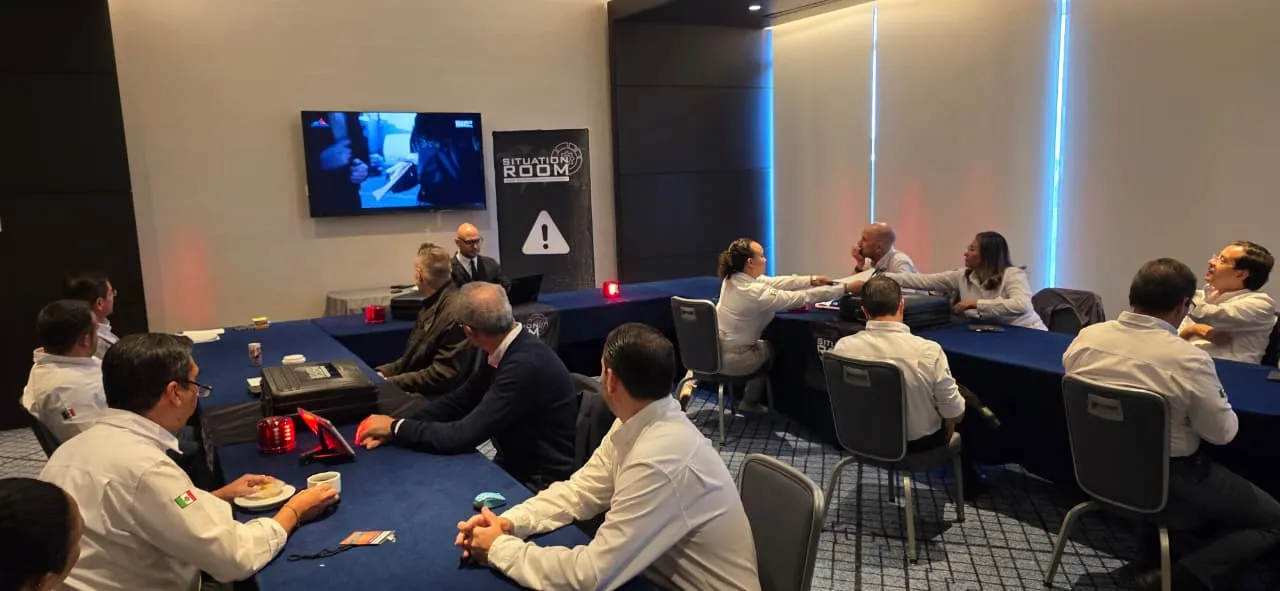Colaboradores en plena dinámica de Situation Room