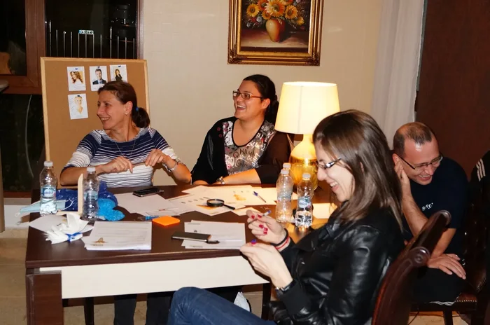 Participantes de CSI trabajando en equipo