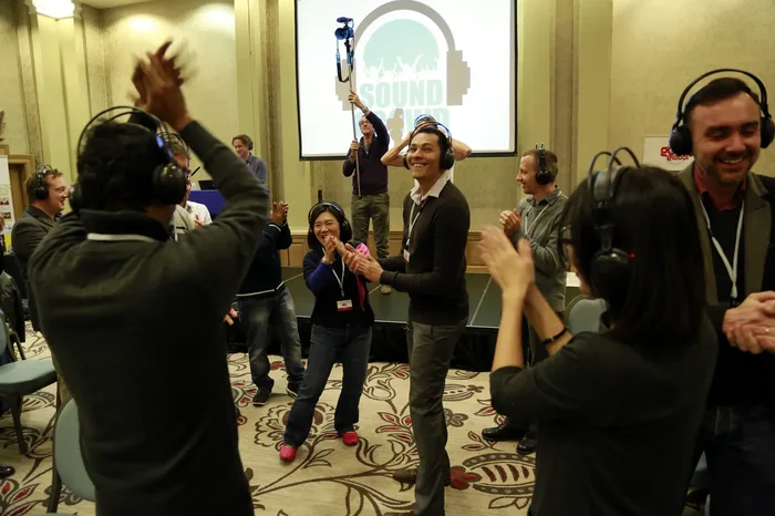 Colaboradores en plena dinámica de Sound Crowd