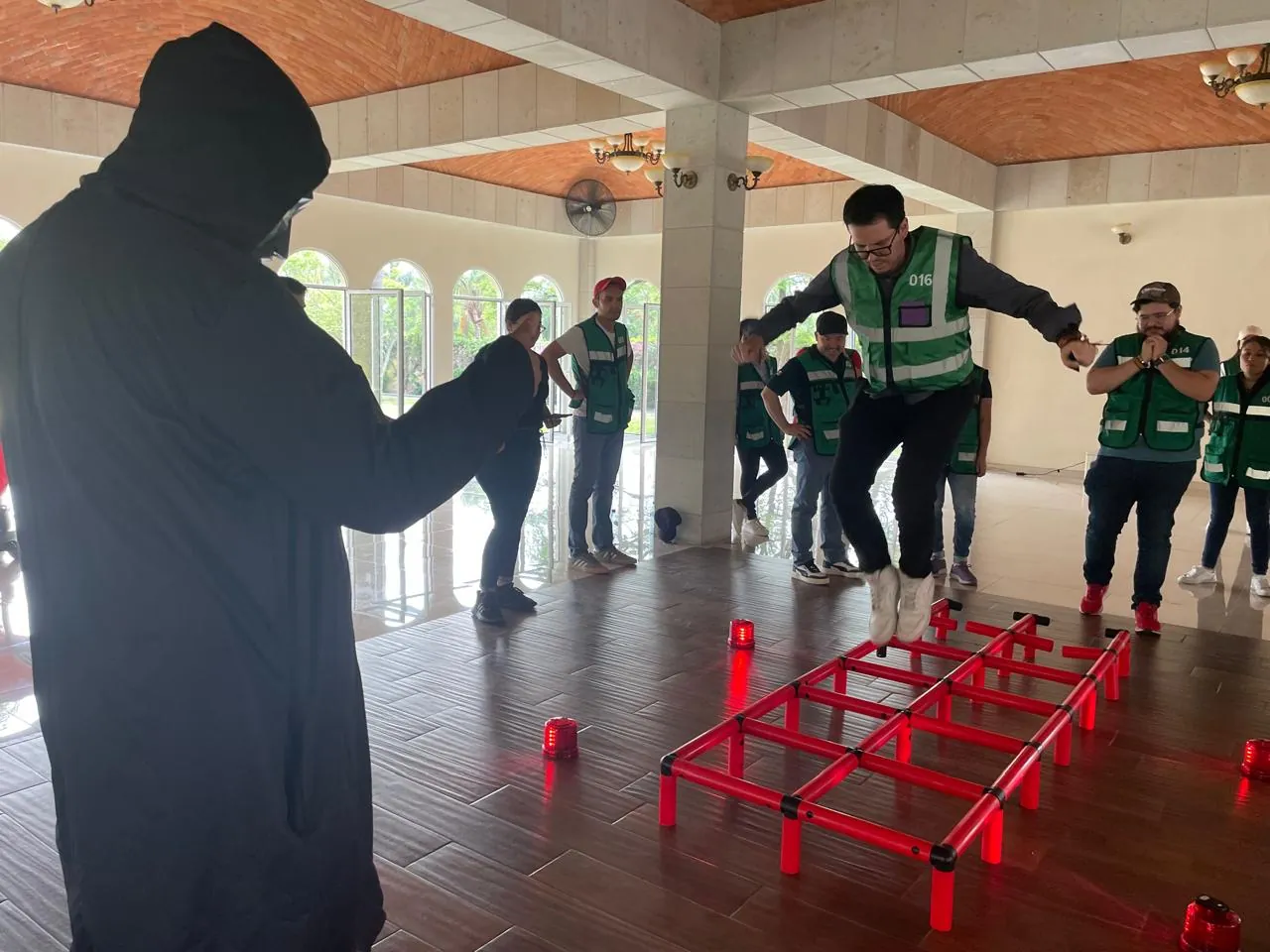 Equipo corporativo durante Squad Game, actividad de integración