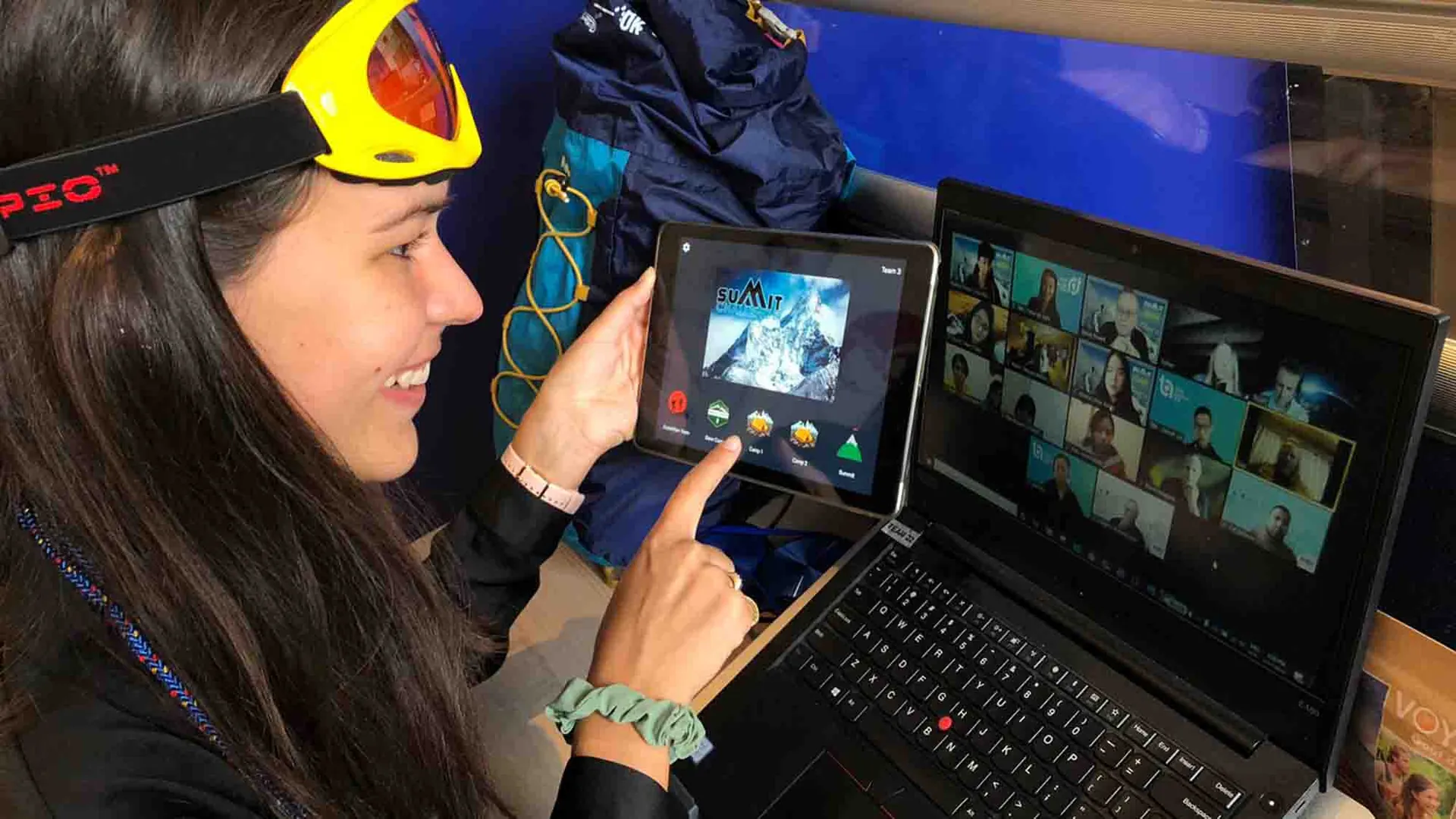 Equipo remoto durante Summit Challenge Online, actividad de integración en línea